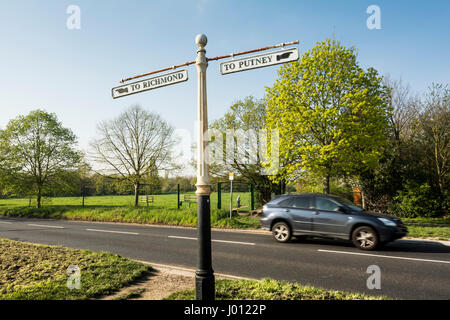 Alten Finger Wegweiser nach Putney und Richmond am unteren Richmond Road, Putney Common, Putney, London, UK Stockfoto