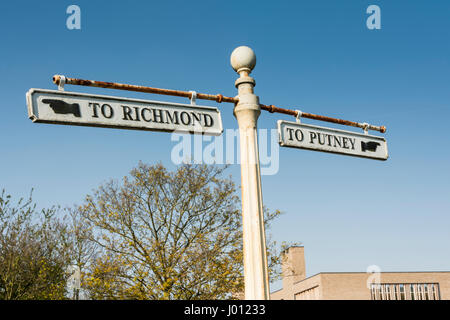 Alten Finger Wegweiser nach Putney und Richmond am unteren Richmond Road, Putney Common, Putney, London, UK Stockfoto