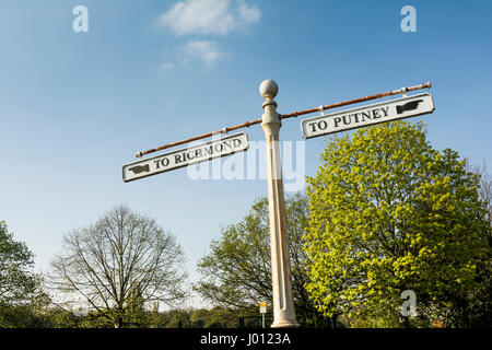 Alten Finger Wegweiser nach Putney und Richmond am unteren Richmond Road, Putney Common, Putney, London, UK Stockfoto