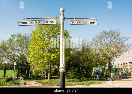 Alten Finger Wegweiser nach Putney und Richmond am unteren Richmond Road, Putney Common, Putney, London, UK Stockfoto