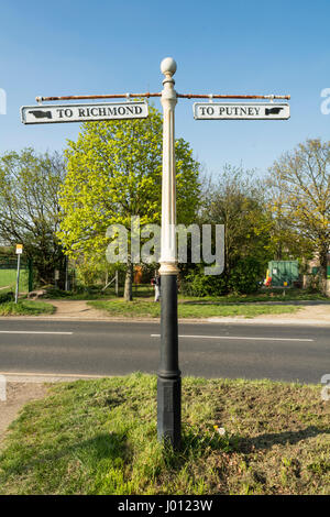 Alten Finger Wegweiser nach Putney und Richmond am unteren Richmond Road, Putney Common, Putney, London, UK Stockfoto