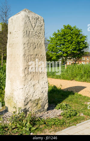 5 Meilen zum Hyde Park Corner Meilenstein auf Putney Common, Wandsworth, London, UK Stockfoto