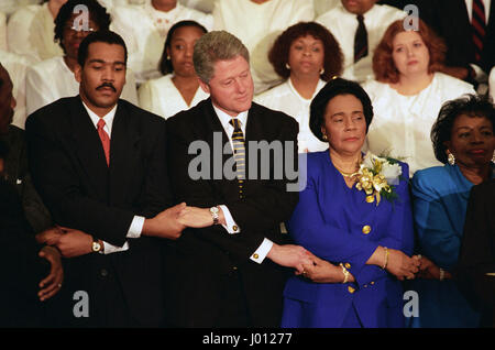 US-Präsident Bill Clinton, Center, Joins Hände mit Dexter King und Coretta Scott King, rechts, während eine Gedenkfeier von Martin Luther King, Jr. in der Ebenezer Baptist Church 15. Januar 1996 in Atlanta, Georgia. Stockfoto
