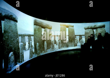 Winter in Stonehenge Display, Stonehenge Visitor Centre, England, 2015. Das neue Besucherzentrum, geführt von English Heritage in das alte Stonehenge. Stockfoto