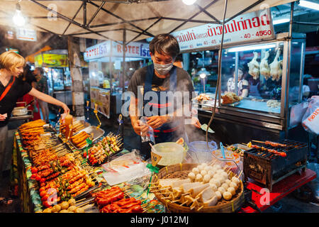 Chiang Mai, Thailand - 27. August 2016: Junger Mann verkauft Satay auf dem Nachtmarkt Samstag 27. August 2016 in Chiang Mai, Thailand. Stockfoto
