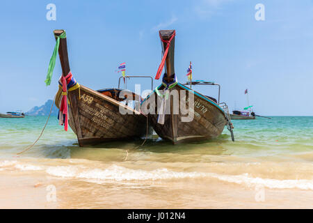 Traditionellen Longtail-Boot am Strand Ao Nang, Krabi, Thailand Stockfoto