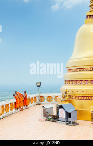 Krabi, Thailand - 10. April 2016: Novizen beobachten der Bergkuppe des Tiger Cave Mountain Tempels am 10. April 2016 in Krabi, Thailand. Stockfoto