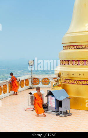 Krabi, Thailand - 10. April 2016: Novizen beobachten der Bergkuppe des Tiger Cave Mountain Tempels am 10. April 2016 in Krabi, Thailand. Stockfoto