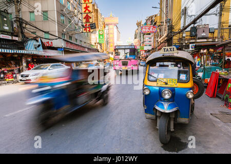 Bangkok, Thailand - 24. April 2016: Tuk-Tuk-Taxi in der Nähe geparkt Straßenmarkt in Chinatown auf 24. April 2016 in Bangkok, Thailand. Stockfoto