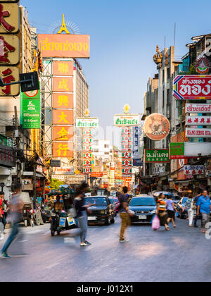 Bangkok, Thailand - 24. April 2016: Menschen Kreuzung beschäftigt Yaowarat Road in Chinatown auf 24. April 2016 in Bangkok, Thailand. Stockfoto