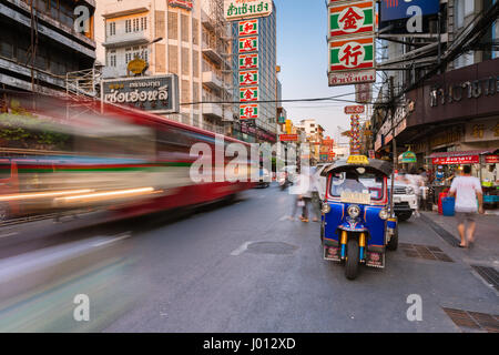 Bangkok, Thailand - 24. April 2016: Tuk-Tuk-Taxi in der Nähe geparkt Straßenmarkt in Chinatown auf 24. April 2016 in Bangkok, Thailand. Stockfoto