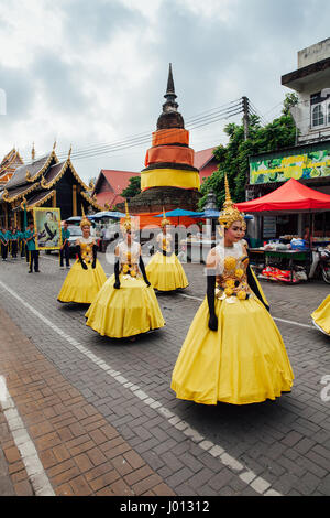 Chiang Mai, Thailand - 24. August 2016: Junge Mädchen in Festival Kostüme Parade in der Nähe des antiken Tempels am 24. August 2016 in Chiang Mai, Thailand. Stockfoto