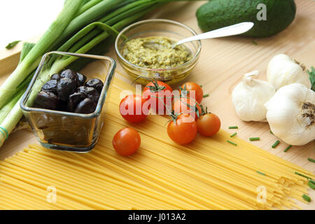 Pasta, Pesto, Oliven und Tomaten Stockfoto