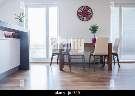 Küchentisch in moderner Wohnung Stockfoto