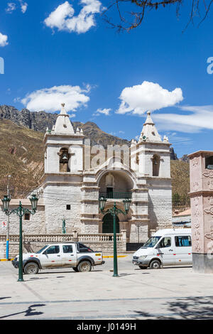 Kirche mit zwei Türmen am auf dem Stadtplatz in Chivay, Colca Tal, Hauptstadt der Caylloma Provinz, Region Arequipa, Peru gegen Dürren Berge Stockfoto