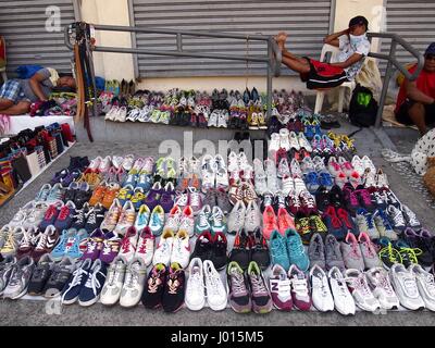 ANTIPOLO CITY, Philippinen - 24. März 2016: Eine Vielzahl von bunten Schuhe verkauft auf einem Bürgersteig in Antipolo City, Philippinen Stockfoto