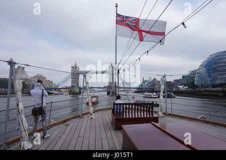 Royal Navy Flagge auf die HMS Belfast auf der Themse, London, UK Stockfoto