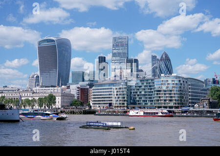 Wolkenkratzer von der City of London von der Southbank in Southwark, London, England UK Stockfoto