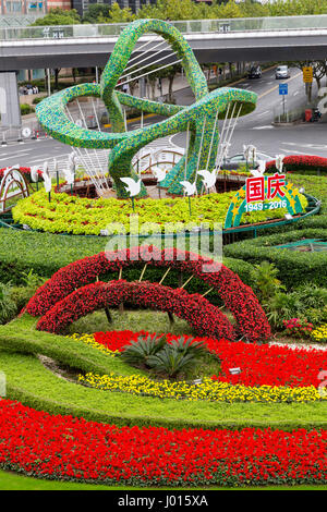 China, Shanghai.  Kreisverkehr Denkmal 1949 Gründung des kommunistischen China. Stockfoto