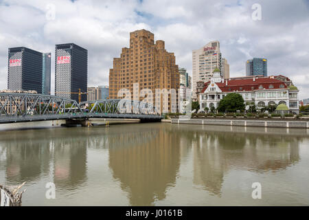 China, Shanghai.  Russisches Konsulat, alten Gebäude auf der rechten Seite.  Broadway Mansions Hotel im Zentrum.  Waibaidu Brücke (Garten) auf der linken Seite. Stockfoto