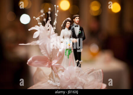 Hochzeitstorte mit Braut und Bräutigam Figuren Stockfoto