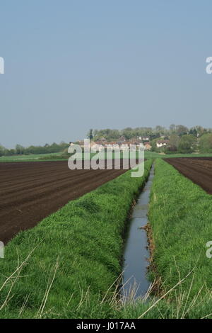 Neu gepflügt Felder auf Süd Fen mit dem Dorf Sutton-in-the-Isle im Hintergrund Stockfoto