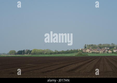 Neu gepflügt Felder auf Süd Fen mit dem Dorf Sutton-in-the-Isle im Hintergrund Stockfoto