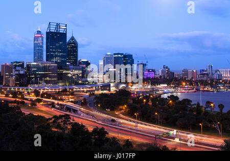 Die Stadt Perth in der Abenddämmerung, Australien Stockfoto