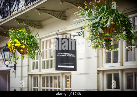 Melden Sie außen Marco Pierre White Steakhouse, Bar & Grill in Windsor Stockfoto