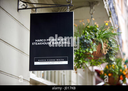 Melden Sie außen Marco Pierre White Steakhouse, Bar & Grill in Windsor Stockfoto