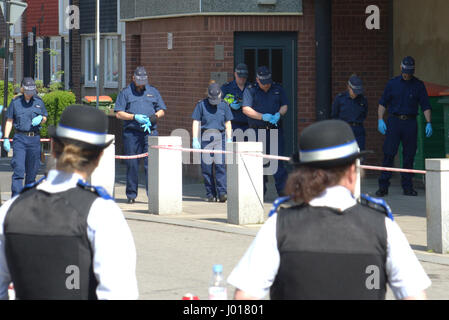 Polizei Tatort nach beweisen im Rahmen der Mord Anfrage in North Woolwich London suchen Stockfoto