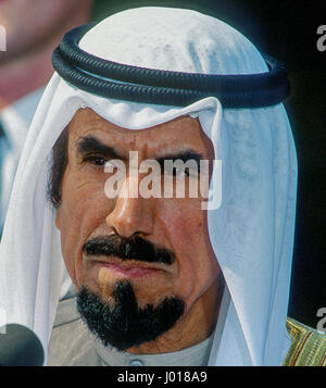 Das Amir Kuwait Scheich Jaber Al-Sabah nimmt Fragen von Reportern auf der South Lawn Zufahrt nach seinem Treffen mit Präsident George H.W. Bush während seines Besuchs in das Weiße Haus Washington DC. 28. September 1990. Foto: Mark Reinstein Stockfoto