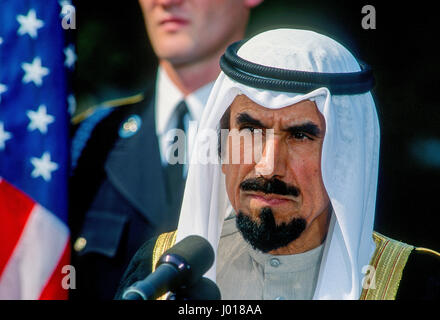 Das Amir Kuwait Scheich Jaber Al-Sabah nimmt Fragen von Reportern auf der South Lawn Zufahrt nach seinem Treffen mit Präsident George H.W. Bush während seines Besuchs in das Weiße Haus Washington DC. 28. September 1990. Foto: Mark Reinstein Stockfoto