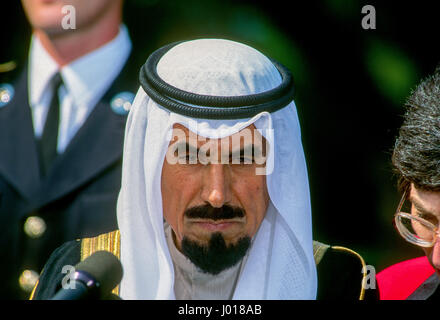 Das Amir Kuwait Scheich Jaber Al-Sabah nimmt Fragen von Reportern auf der South Lawn Zufahrt nach seinem Treffen mit Präsident George H.W. Bush während seines Besuchs in das Weiße Haus Washington DC. 28. September 1990. Foto: Mark Reinstein Stockfoto