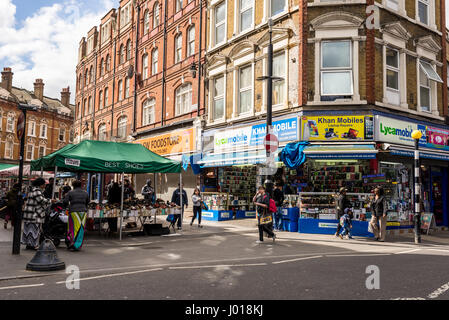 Electric Avenue, Brixton, London. Erbaut in den 1880er Jahren, war es die erste Marktstraße elektrisch beleuchtet werden. Heute enthält die Straße mehrere butc Stockfoto