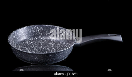 Stein-Pan, Winkel Ansicht. Auf schwarzem Hintergrund isoliert Stockfoto