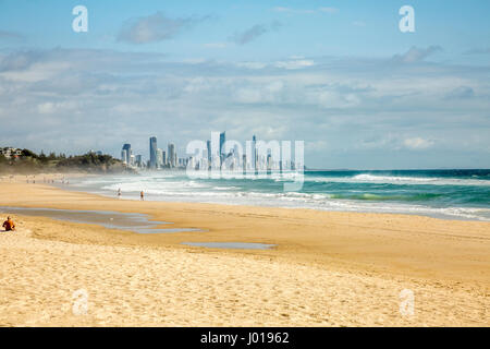 Blick auf Burleigh Heads Beach und Surfers Paradise Beach an der Gold Coast, Queensland, Australien Stockfoto