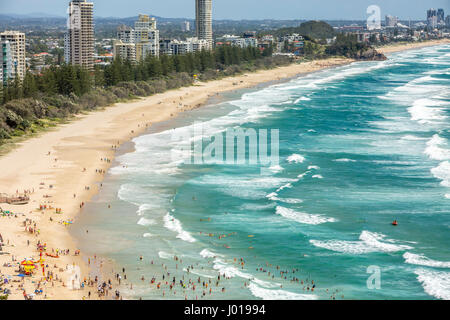 Luftaufnahme von Burleigh Heads Beach und Surfers Paradise Beach an der Gold Coast, Queensland, Australien Stockfoto