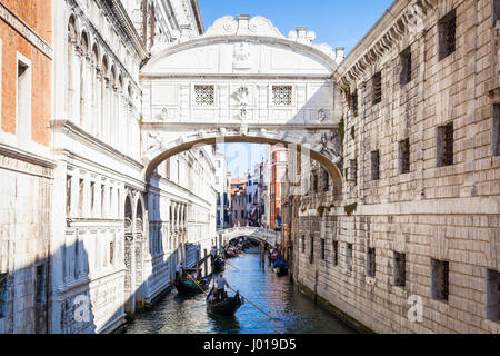 Venedigs berühmte Seufzerbrücke wurde von Antonio Contino entworfen und wurde zu Beginn des siebzehnten Jahrhunderts gebaut Stockfoto
