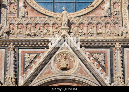 Das Tympanon der schönen Marmor Westfassade der Kathedrale Duomo in Siena, Italien Stockfoto