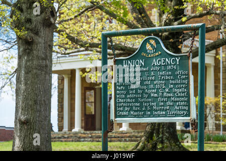 Historisches Wegweiser für das Gebäude der Union Indian Agency aus dem Jahr 1874 (heute das fünf zivilisierte Stämme Museum) in Muskogee, Oklahoma. (USA) Stockfoto