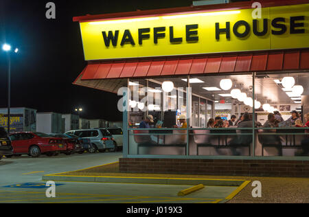 Überfüllten Waffle House Restaurant entlang i-22 in Jasper, Alabama, USA. Stockfoto