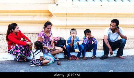 Kambodschanischen Familie ruht auf Bürgersteig vor Rpyal Palast in Phnom Penh Stockfoto