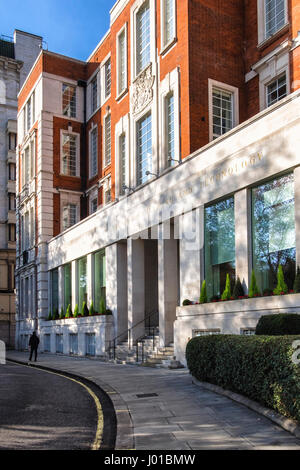 Das Institut für Technik und Technologie-zentrale, Savoy Place, London, UK. Historische Gebäude aus rot und Ziegel Stein Exterieur. Stockfoto