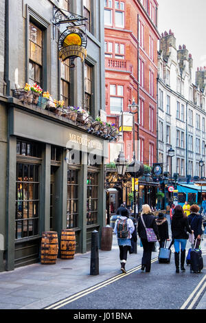 Herr Fogg Tavern, London, England.Typical traditionelles englisches Pub Gebäude außen und Zeichen mit Touristen auf der Straße. Alte Taverne Stockfoto