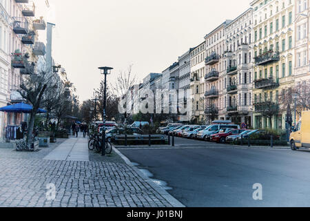 Berlin. Prenzlauer Berg, Oderbergerstrasse. Straßenansicht der eleganten alten Wohnungen, Mehrfamilienhäuser, Wohnblocks, Stadtlandschaft Stockfoto