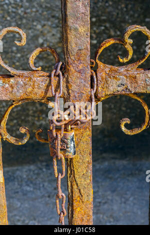 Rostige Tor mit Kette und Vorhängeschloss Stockfoto