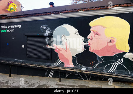 Vilnius, Litauen - 25. Februar 2017: Donald Trump küssen Vladimir Putin Wandbild auf der Straße in Vilnius, Litauen Stockfoto