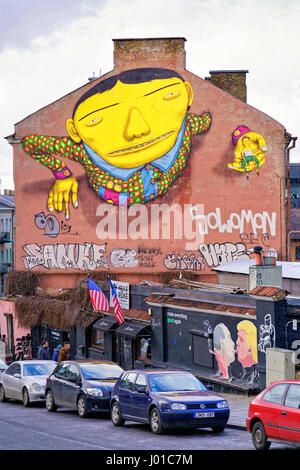 Vilnius, Litauen - 25. Februar 2017: Straße mit Donald Trump küssen Vladimir Putin Wandbild, Vilnius, Litauen Stockfoto