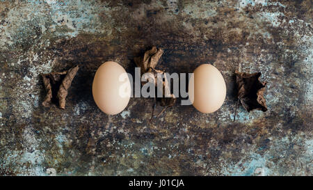 Ungefärbt natürliche Ostereier, glückliches Ostern Konzept, Retro-Ostern-Hintergrund Stockfoto